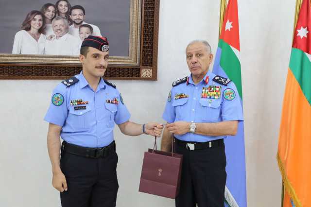 مدير الأمن العام يسلّم الملازم نور الدين الحباشنة هدية ملكية تقديراً لإنجازه الدولي
