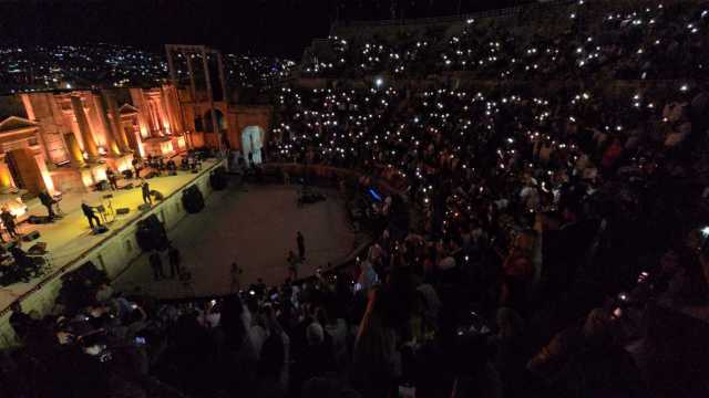 المدرج الجنوبي يتحول إلى سماءٍ من نجوم