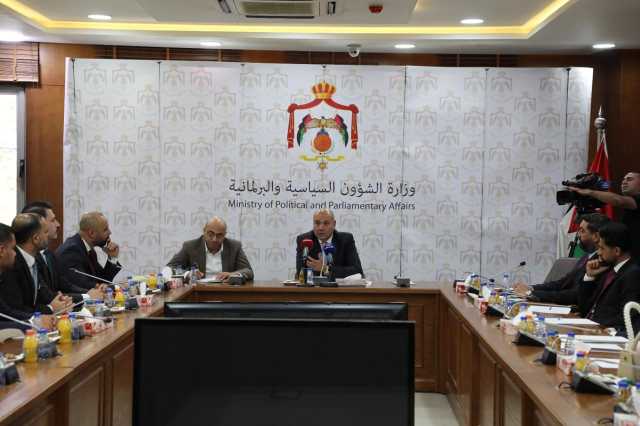 الوزير العودات يلتقي شباب وشابات حزب عزم