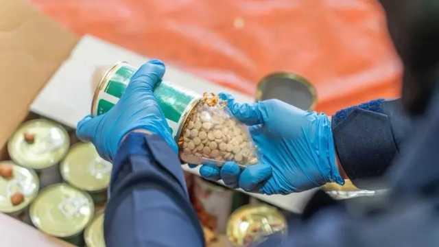 السعودية تحبط تهريب 646 ألف حبة “إمفيتامين” مخبأة في إرسالية فول