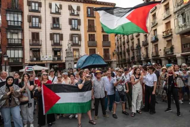 بحّار إسباني يرفع شكوى ضد إسرائيل بتهم “جرائم حرب” و”الاختطاف في المياه الدولية