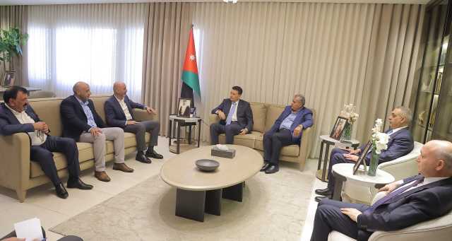 الصفدي يلتقي رئيس هيئة وأعضاء إدارة النادي الفيصلي