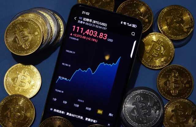 “طيران الإمارات” تقترب من قبول الكريبتو للمدفوعات