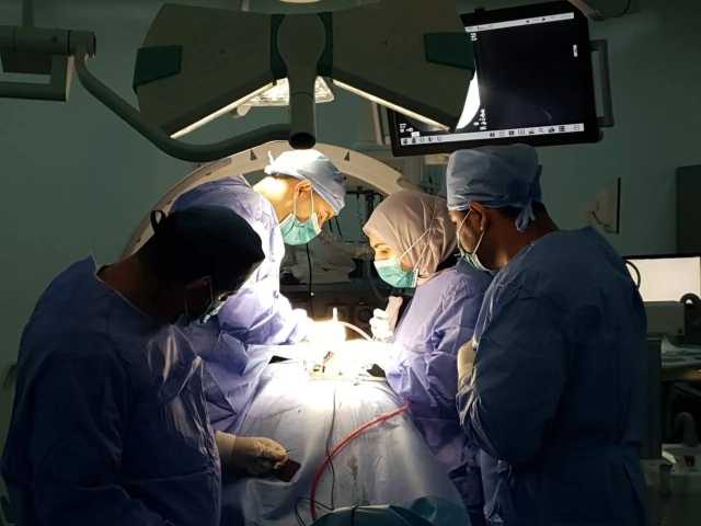 نجاح عملية جراحية نادرة في مستشفى الزرقاء الحكومي لمريض بحالة حرجة
