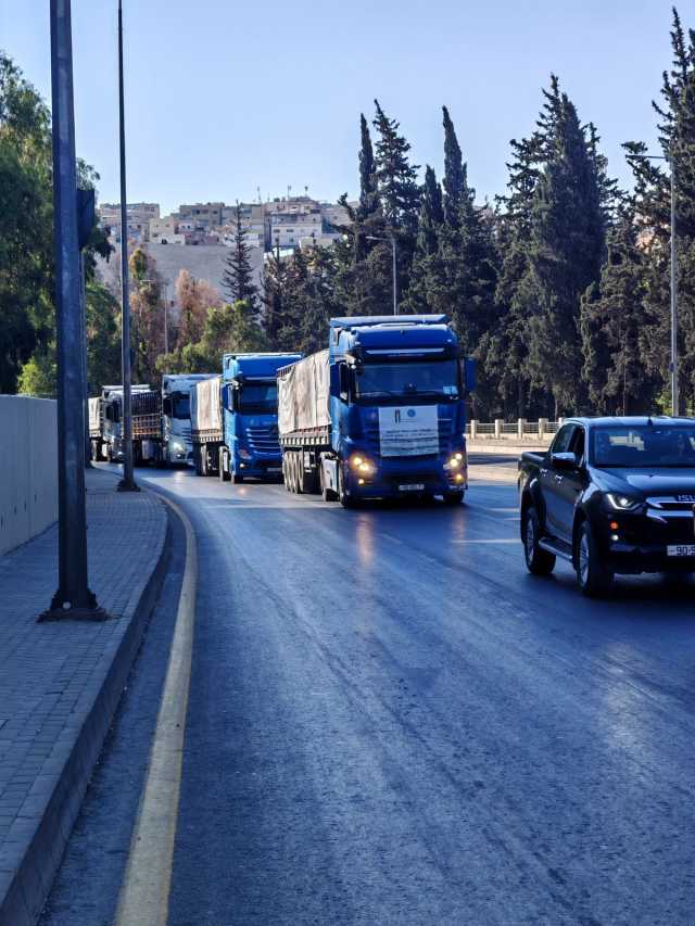بالفيديو والصور … شاحنات المساعدات تقطع المدن باتجاه غزة