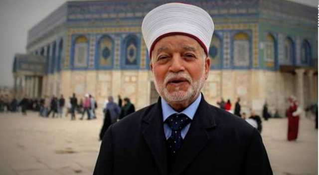 الاحتلال يعتقل مفتي القدس داخل ساحات الأقصى