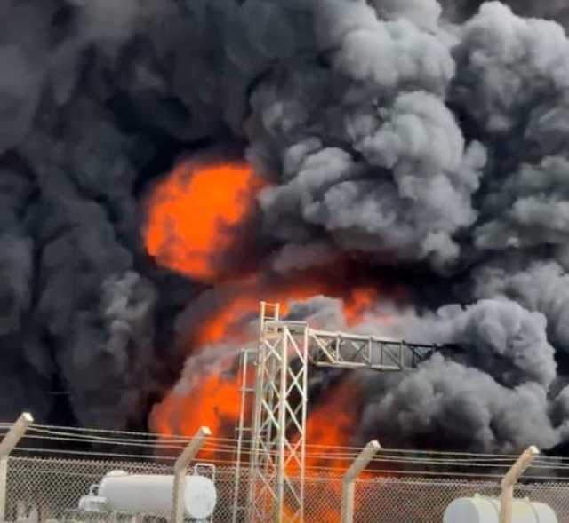 عاجل | حريق يتسبب بانقطاع الكهرباء عن مناطق وادي الأردن والشونة الشمالية .. فيديو