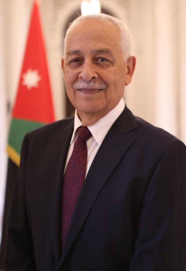 *مندوبا عن الملك وولي العهد.. العيسوي يعزي آل العثمان*