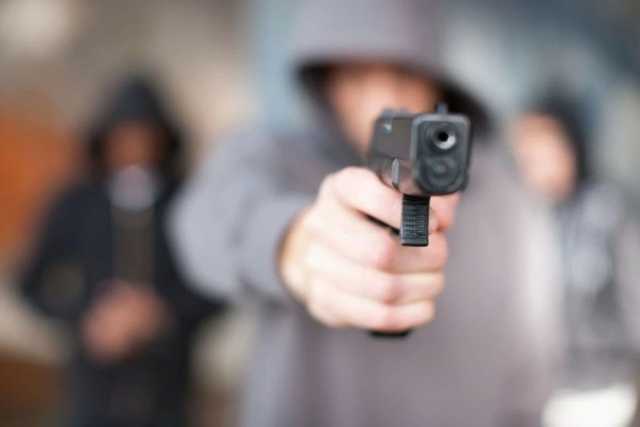 سلاح واعتداء وسرقة 1200 دينار… جريمة سطو تهزّ أحد شوارع عمّان