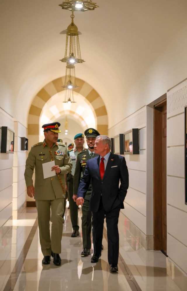 عاجل| الملك يلتقي رئيس أركان القوات البرية الباكستانية