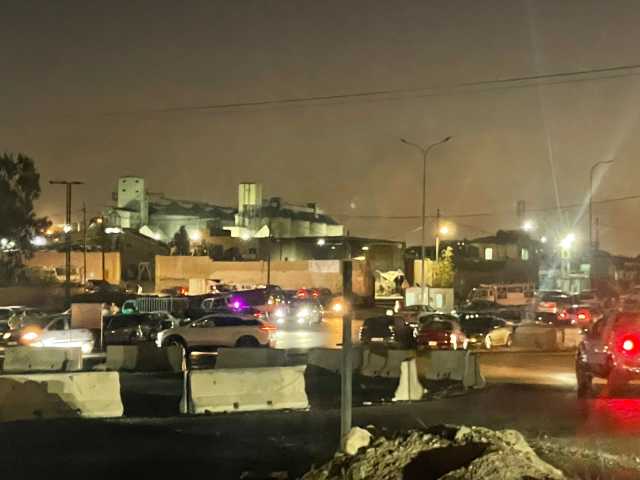 اصطفاف سيارات الترخيص المسائي يغلق مدخل حي بالزرقاء