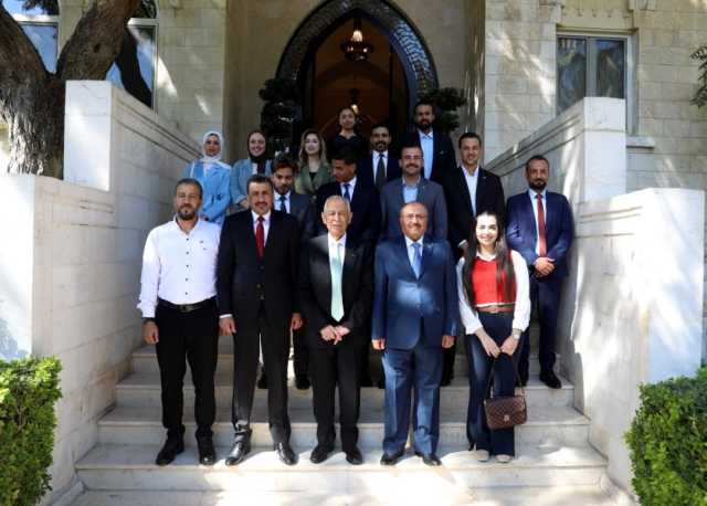 رئيس الديوان الملكي يلتقي وفدًا شبابيا ويؤكد دعم الأردن للقضايا الإنسانية