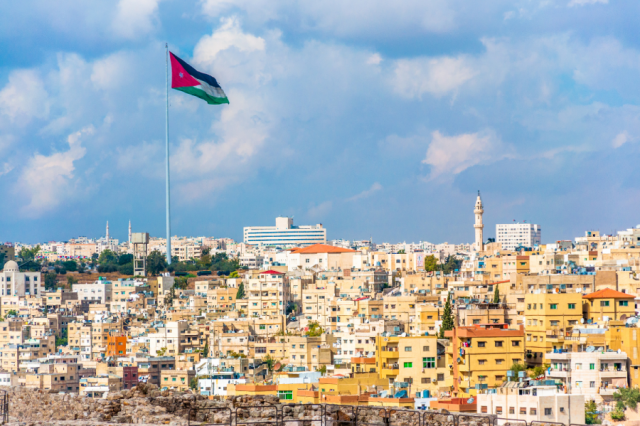 أجواء معتدلة مع سحب عالية وتحذير من الغبار في البادية