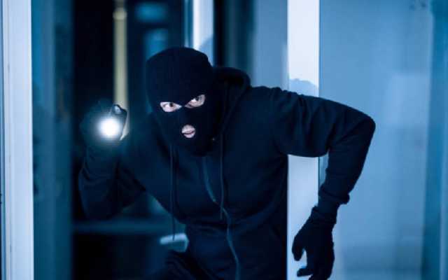 لصوص يحفرون نفقًا من مسجد لمحاولة سرقة مكتب بريد