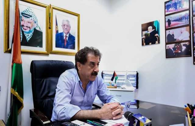 الرئيس عباس يُنهي ولاية نظمي مهنا بعد تورطه بقضية فساد
