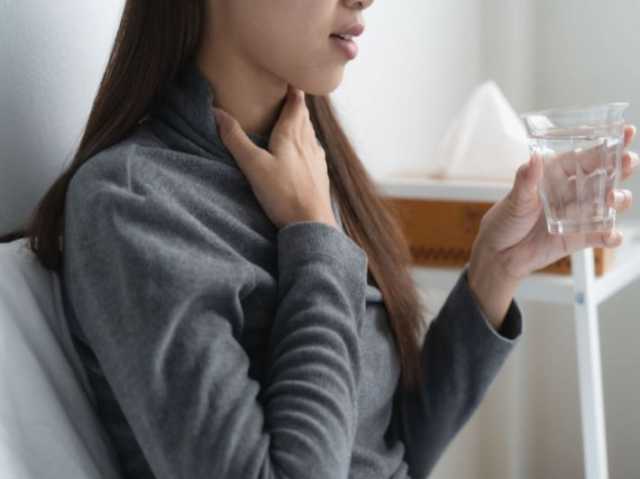 متى يصبح جفاف الحلق علامة تستدعي زيارة الطبيب؟