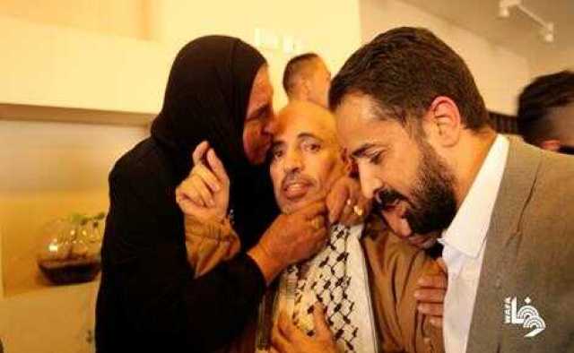 بالفيديو.. الأهالي يستقبلون الأسرى المحررين بحفاوة بعد الإفراج عنهم
