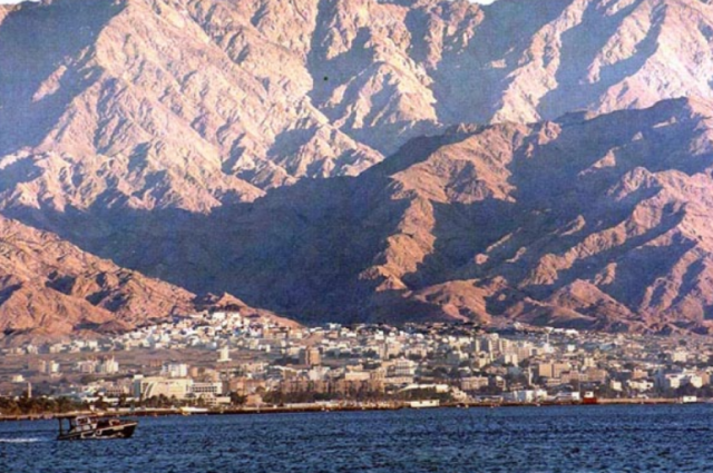 صخور بالعقبة تكشف عن تاريخ يعود لملايين السنين