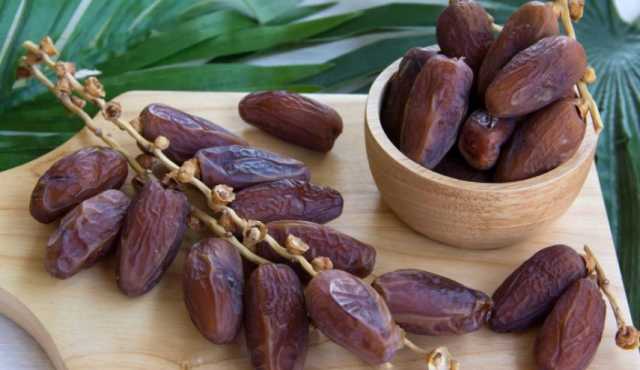 التمر الطازج أم المجفف: مقارنة غذائية وفوائد صحية