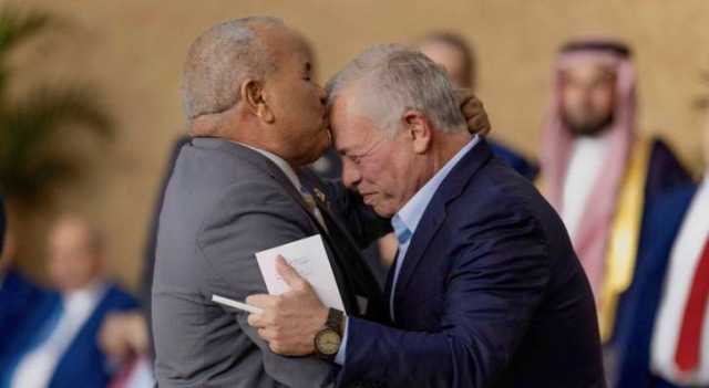 عاجل | مشهد مؤثر في الكرك.. أردني يقبّل جبين الملك تعبيراً عن محبته