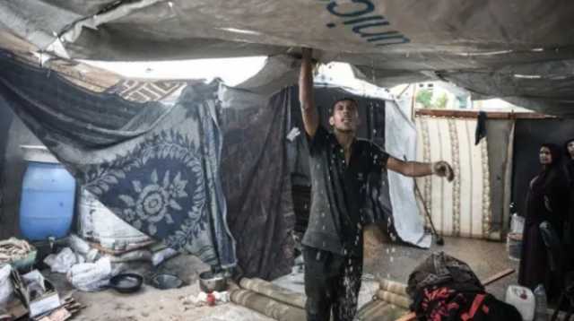 غزة على حافة كارثة شتوية .. آلاف الخيام مهددة بالغرق