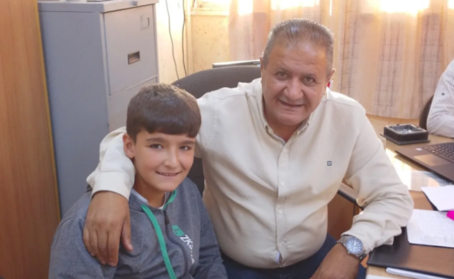 مدير مدرسة يكرم طالبا لالتزامه بـ “صلاة الفجر”