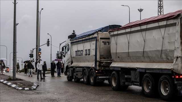 مستوطنون إسرائيليون يعترضون شاحنات تحمل مساعدات لغزة