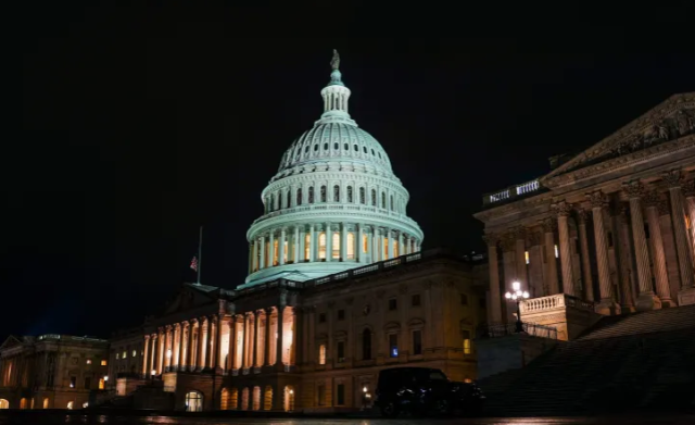 الشيوخ الأميركي يقر تشريعا لإنهاء أطول إغلاق حكومي