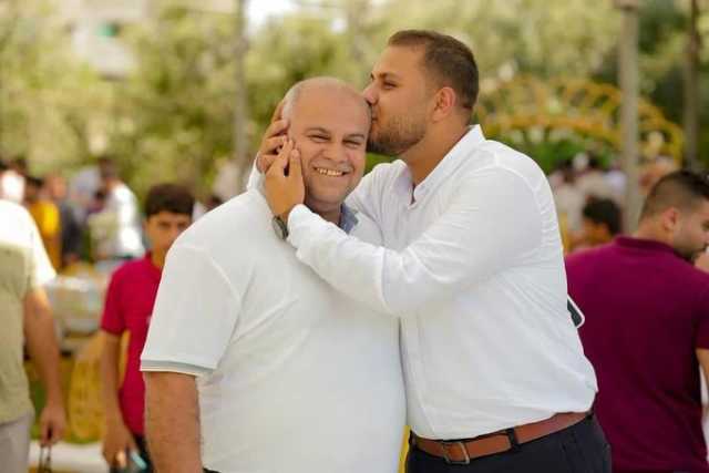 عاجل : وكأنه شعر بدنو الشهادة .. حمزه الدحدوح يصبر والده قبل استشهاده صورة