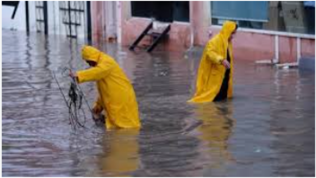 موجة أمطار غزيرة في العراق تسفر عن وفيات وسيول تجرف سيارات وجسورًا