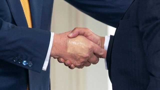 البيت الأبيض يبرّر ضمادة يضعها ترمب على يده اليمنى بـمصافحاته الكثيرة