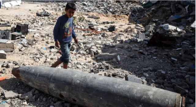 إيكونوميست: آلاف الأطنان من القنابل غير المنفجرة تهدد حياة المدنيين في غزة بعد الحرب