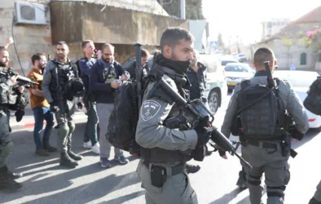 عاجل : قوات الاحتلال تطلق النار على شاب فلسطيني بذريعة تنفيذ عملية طعن واصابة إسرائيليين اثنين في القدس