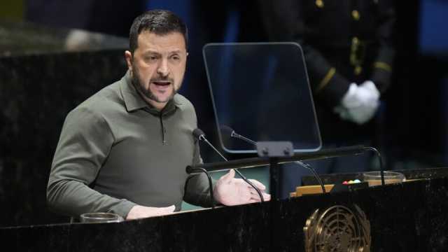 زيلينسكي يتهم دولا أوروبية بأنها تساعد روسيا