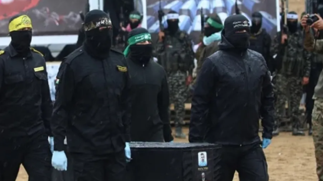 الاحتلال يسلم جثامين 15 شهيداً للأسرى الفلسطينين