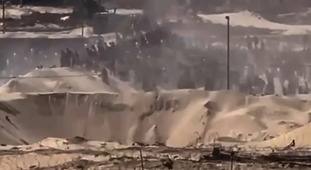في يوم افتتاحه .. حشود تقتحم مركز المساعدات بغزة وهروب العناصر الأميركية