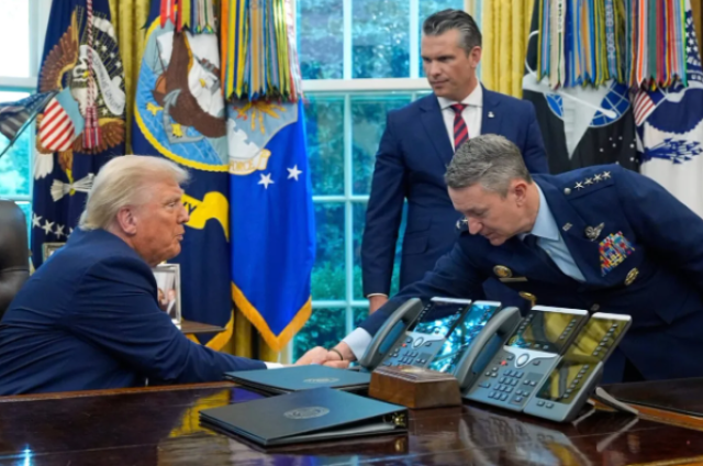 بعد طيرانه فوق غزة .. رئيس الأركان الأميركي يقدم تقريرا لترمب