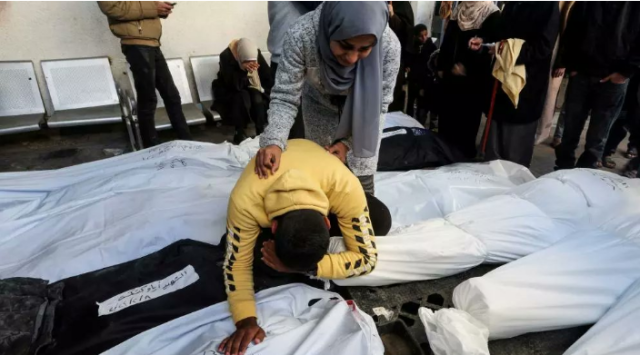 الاحتلال يقنص العطشى ويحرق المباني بغزة