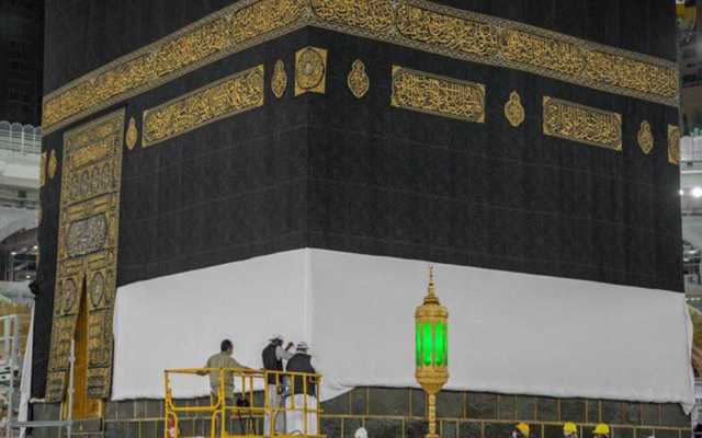 إحرام الكعبة .. لماذا ترفع كسوتها 3 أمتار خلال موسم الحج؟
