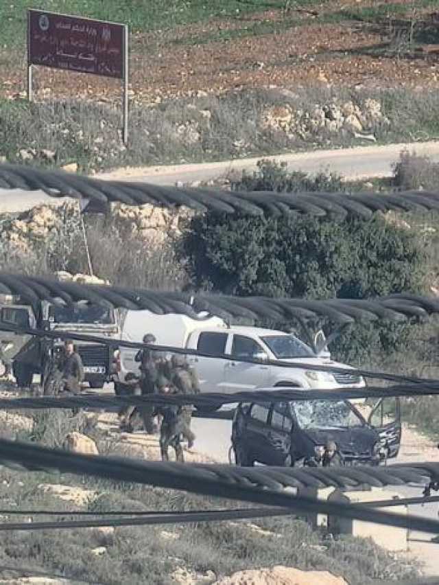 عاجل : بالفيديو: لحظة تنكيل الاحتلال بأفراد عائلة الشهيد عمرو أبو حسين جنوب الخليل