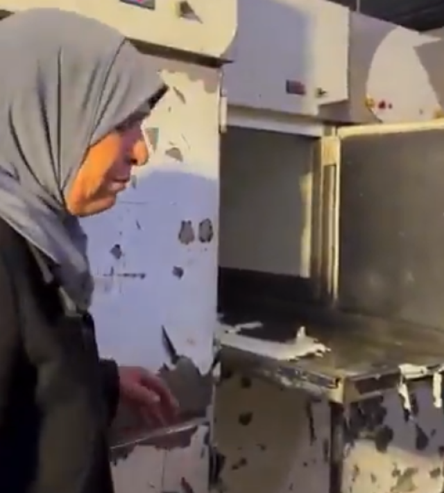 بالفيديو .. جثث متعفنة من شدة التعذيب ذوي معتقلين يستلمون 36 جثة من صيدنايا