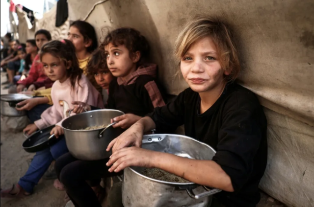 استشهاد 20 فلسطينيا بسبب الجوع في يومين