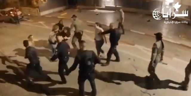 الاحتلال يضرب زوجات الأسرى الصهاينة الذين حجزتهم حماس - فيديو