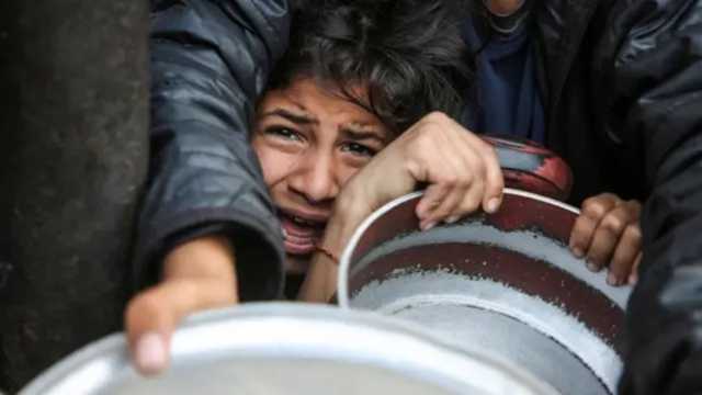 بينهم طفلان .. وفاة 4 غزّيين جدد جراء التجويع