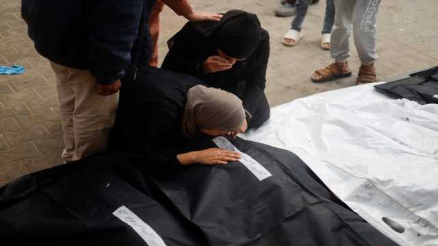 انتشال عشرات الجثامين من مقبرة جماعية بمجمع ناصر الطبي في خان يونس