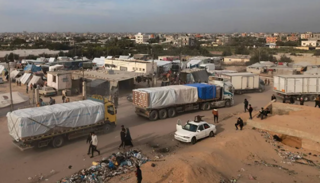 بالفيديو .. مئات المستوطنين يعرقلون دخول المساعدات إلى غزة