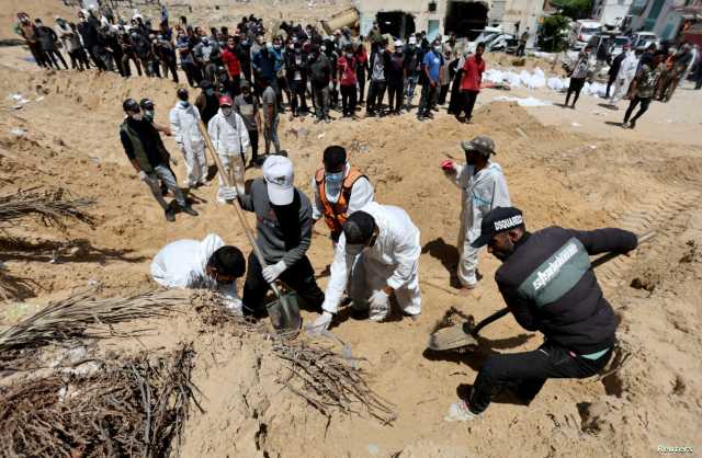 انتهاء أعمال انتشال جثامين شهداء من مقابر جماعية بمجمع ناصر الطبي
