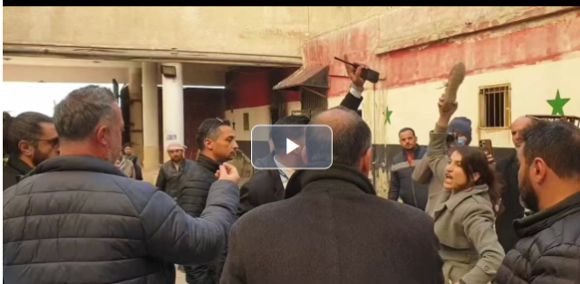 شابة سورية ترفع الحذاء بوجه المبعوث الأممي غير بيدرسون