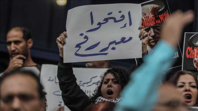 عاجل : مصريون ينظمون وقفة تضامن مع غزة أمام معبر رفح الحدودي
