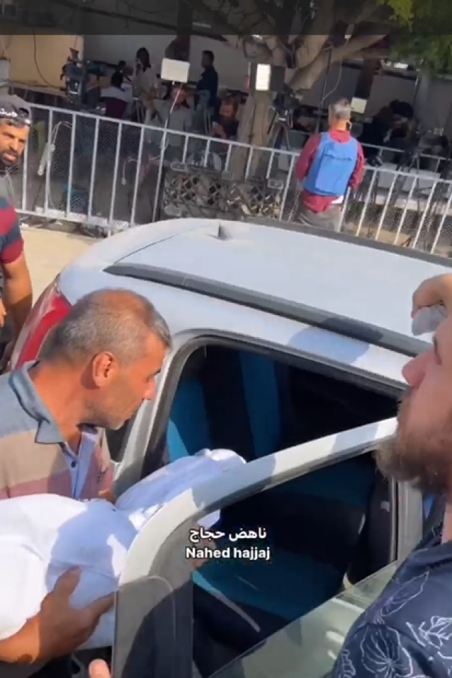 أب يودع طفلته التي ارتقت جراء قصف الاحتلال على منزلهم في مخيم المغازي - فيديو